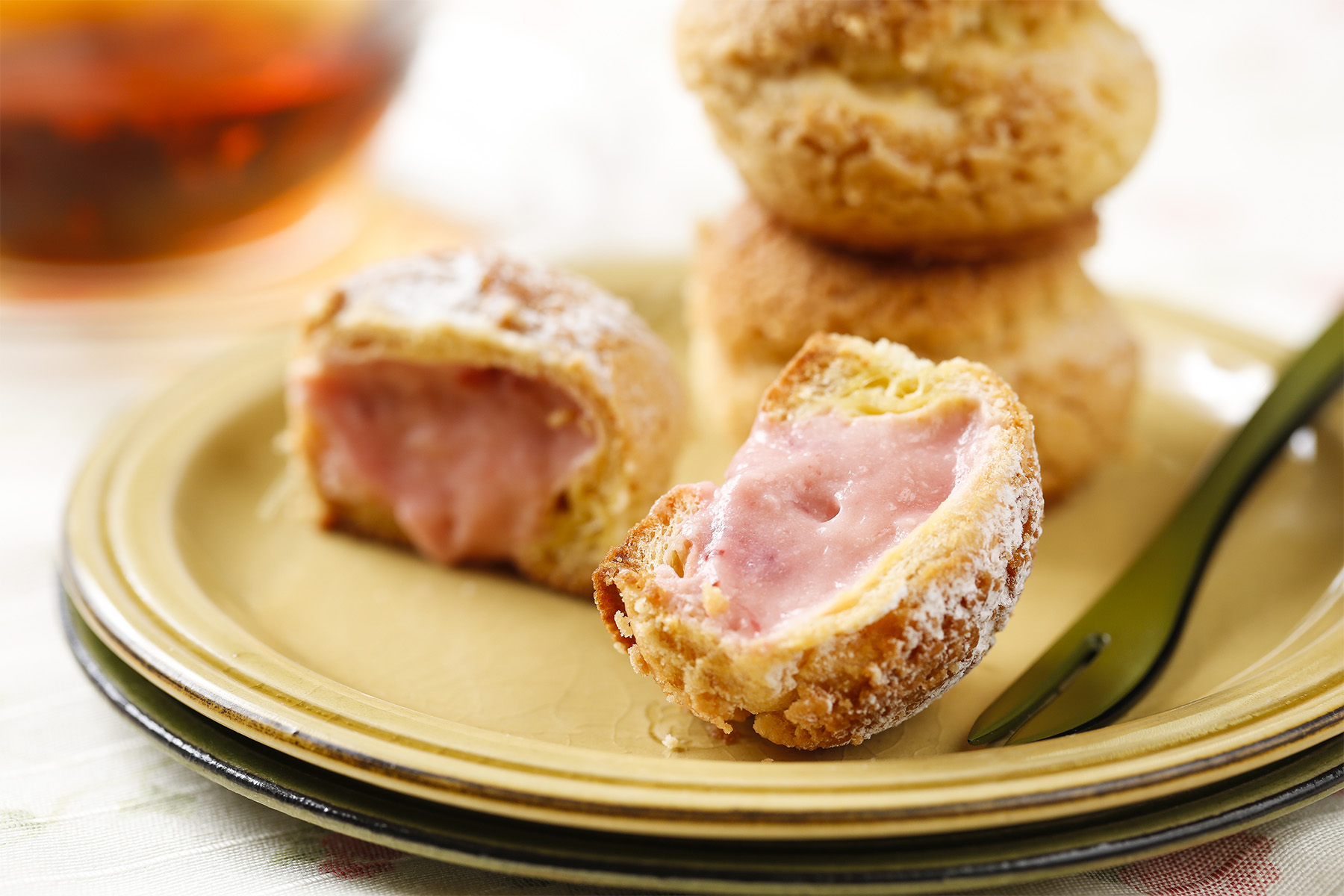 草莓脆皮小泡芙strawberry puff (vegetarian lacto-ovo meal) 单价nt